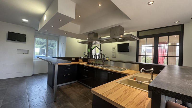 Maison - 169 m² - 8 pièces