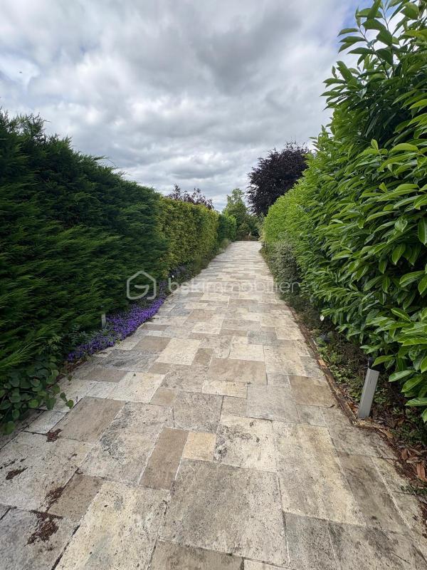 Maison - 222 m² - 10 pièces