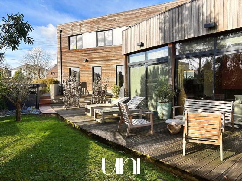 Maison - 210 m² - 6 pièces