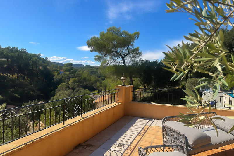 Maison - 230 m² - 6 pièces