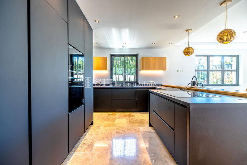 Villa - 370 m² - 6 pièces