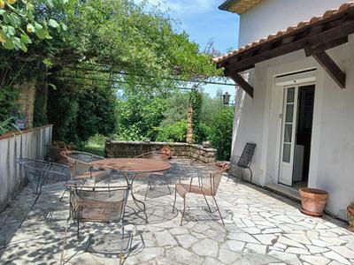 Maison - 221 m² - 8 pièces