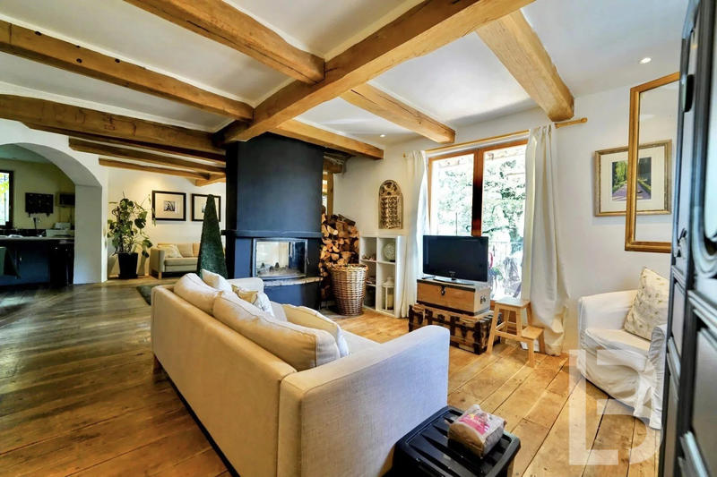 Maison - 256 m² - 11 pièces