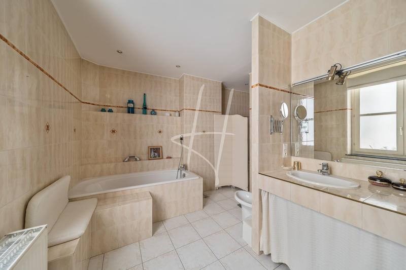 Appartement - 216 m² - 8 pièces