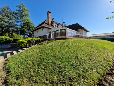 Maison - 225 m² - 11 pièces