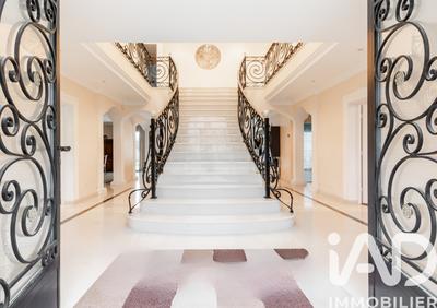 Maison - 740 m² - 15 pièces