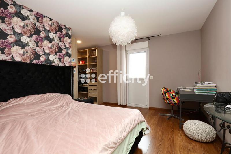 Maison - 220 m² - 7 pièces