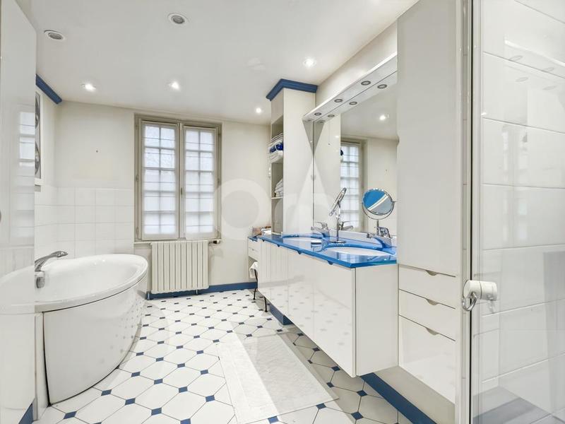 Propriété - 236 m² - 6 pièces