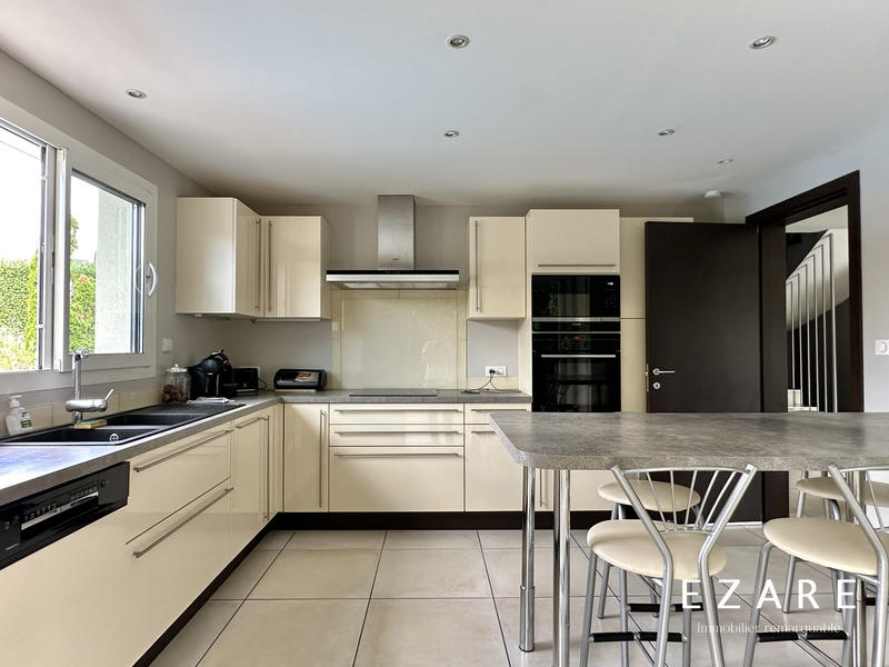 Maison - 180 m² - 8 pièces