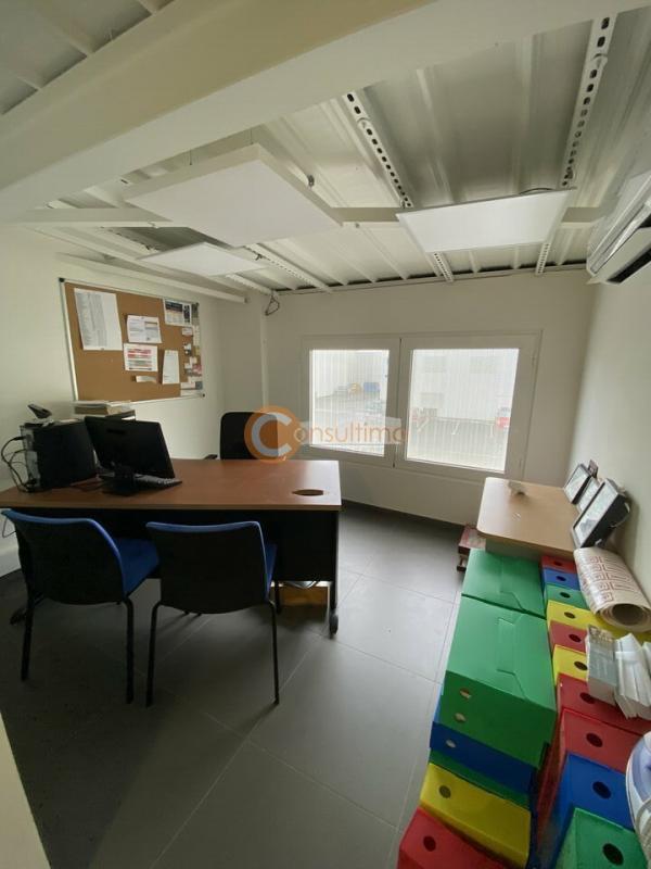 Entrepôt - 1 250 m²