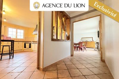 Maison traditionnelle - 220 m² - 8 pièces