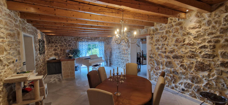 Maison - 240 m² - 7 pièces