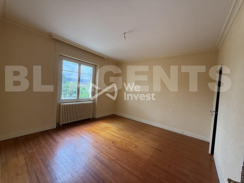 Maison traditionnelle - 241 m² - 9 pièces