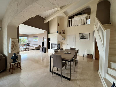 Maison - 225 m² - 7 pièces