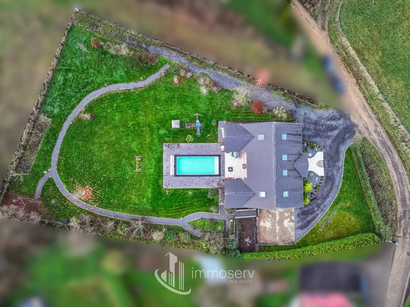 Maison - 240 m² - 7 pièces