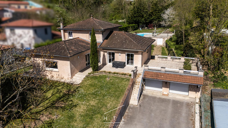 Maison - 225 m² - 9 pièces