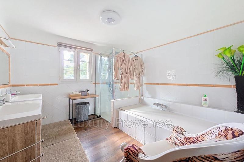 Propriété - 360 m² - 10 pièces