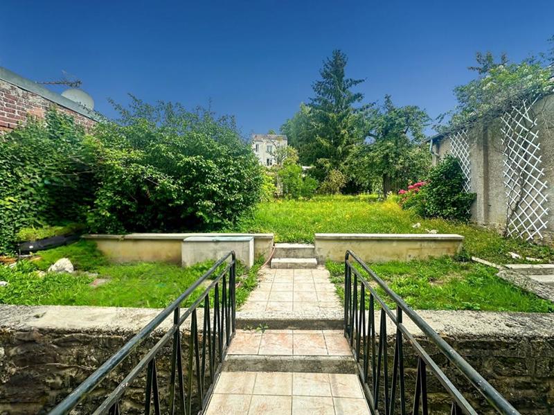 Maison - 1 080 m² - 5 pièces