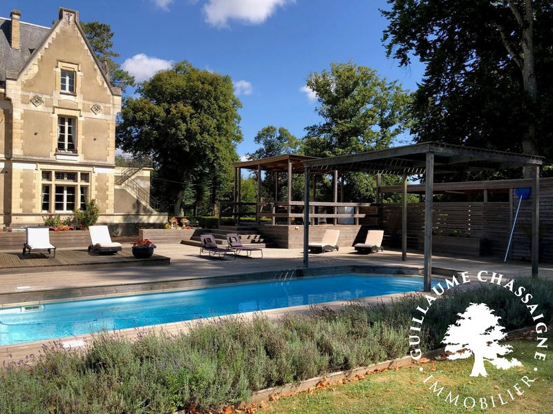 Maison traditionnelle - 1 000 m² - 25 pièces