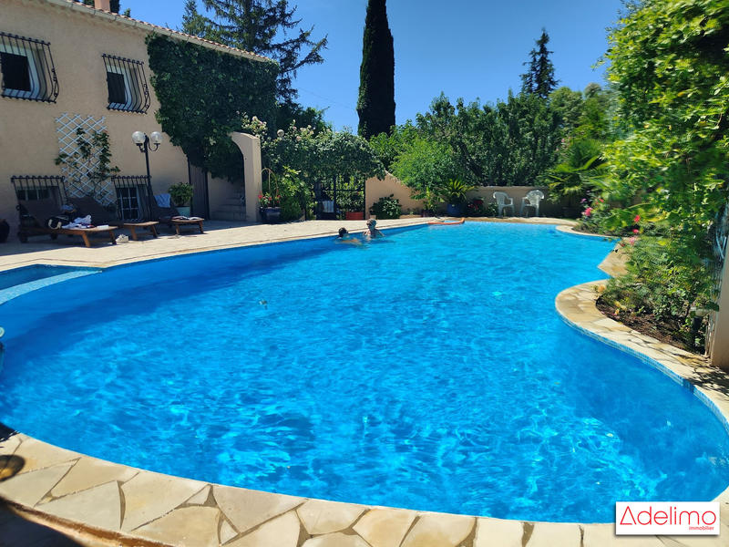 Villa - 266 m² - 8 pièces