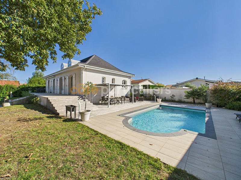 Maison - 225 m² - 10 pièces