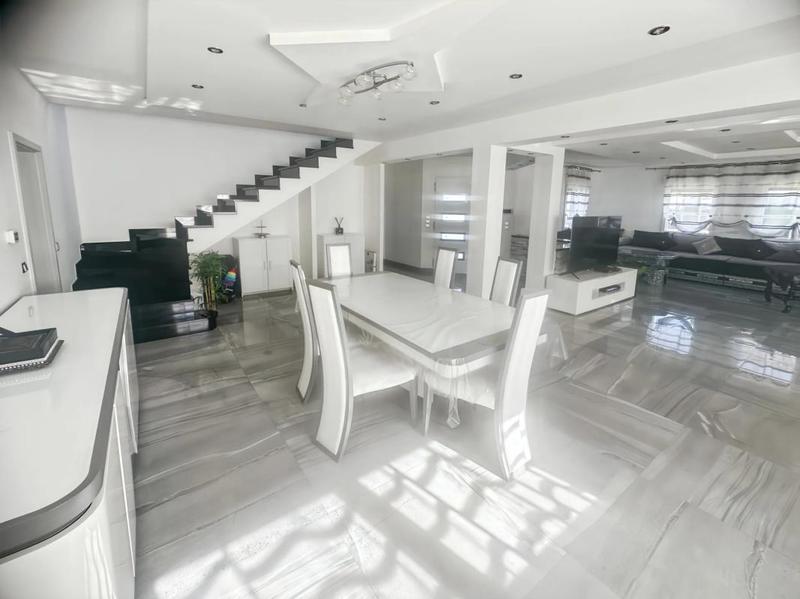 Maison - 210 m² - 7 pièces