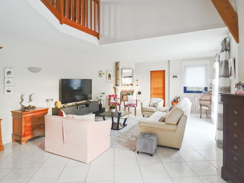 Maison - 220 m² - 7 pièces