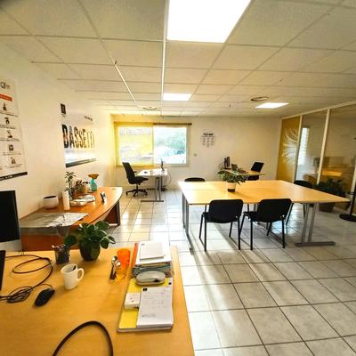 Bureau - 64 m²