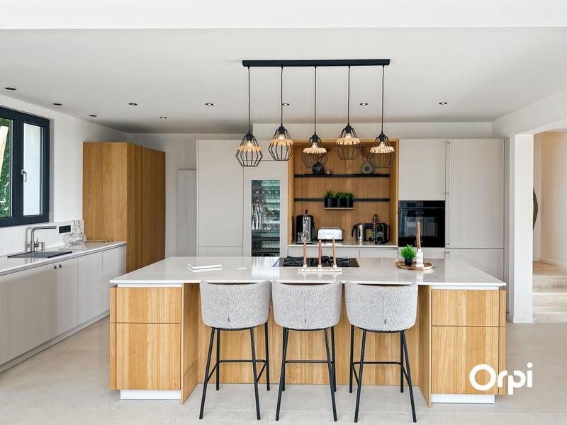 Maison - 373 m² - 6 pièces