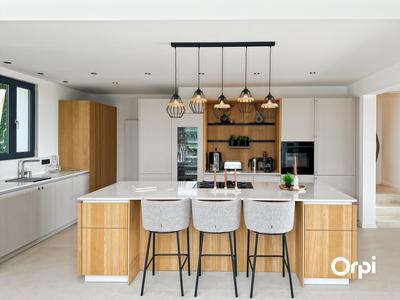 Maison - 373 m² - 6 pièces