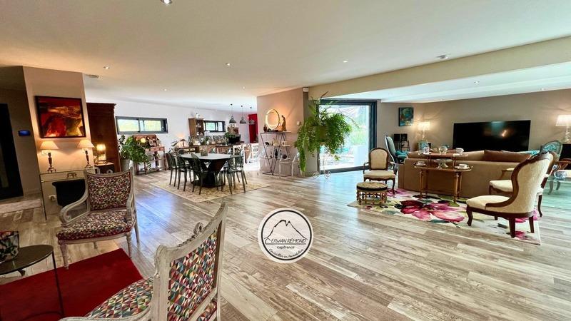 Maison - 212 m² - 6 pièces
