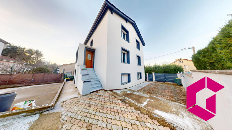 Maison - 221 m² - 8 pièces