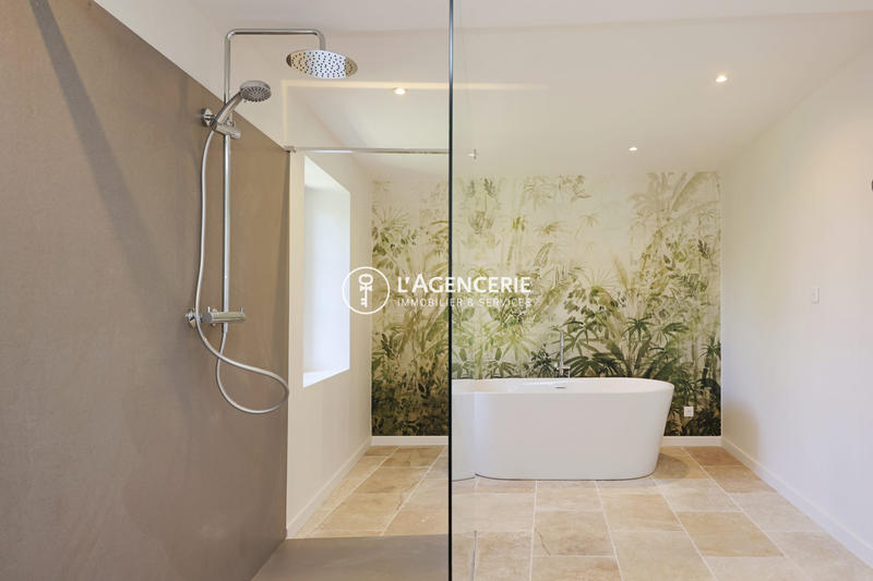 Maison - 360 m² - 12 pièces