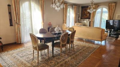 Maison - 230 m² - 8 pièces