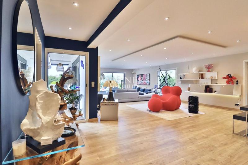 Maison - 300 m² - 10 pièces