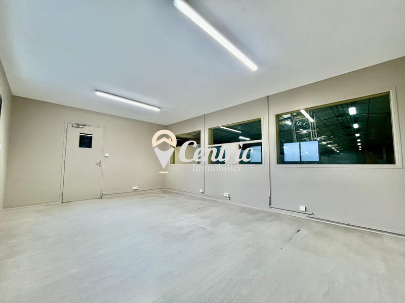 Entrepôt - 897 m²