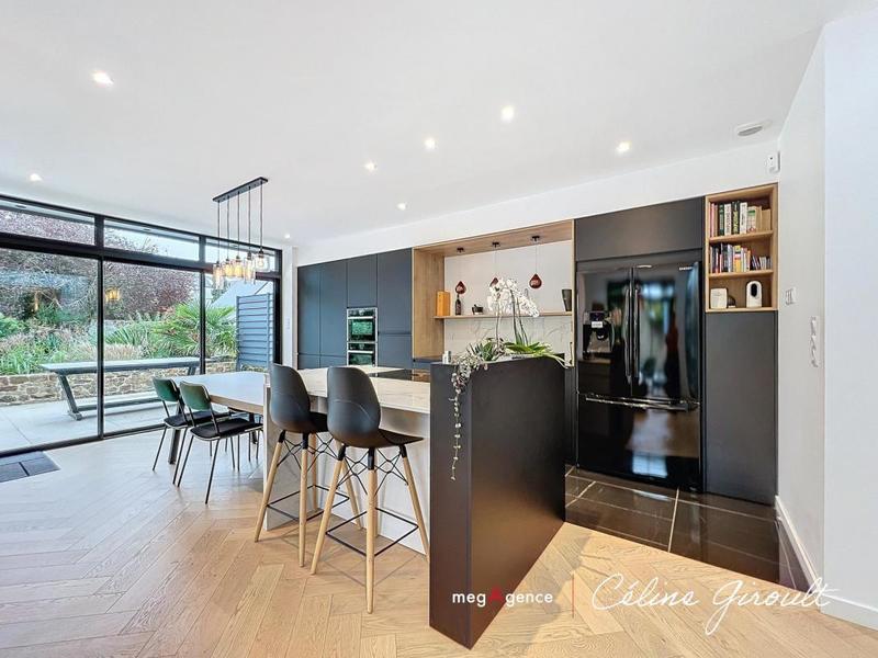 Maison - 250 m² - 10 pièces