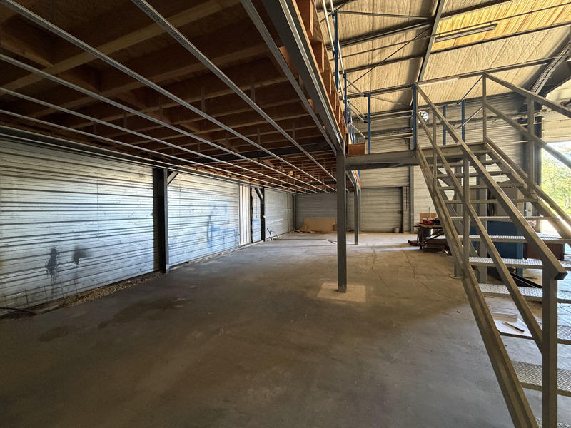 Local artisanal - 930 m² - 2 pièces