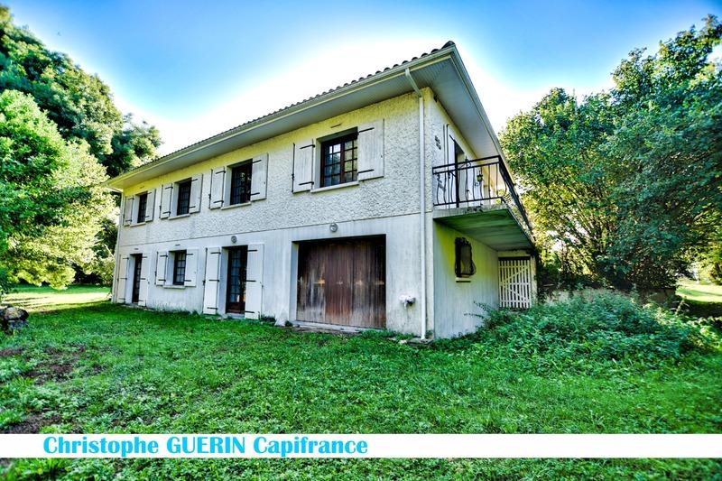 Maison - 220 m² - 10 pièces