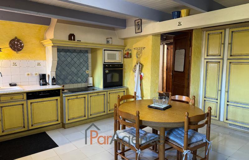 Maison - 241 m² - 8 pièces