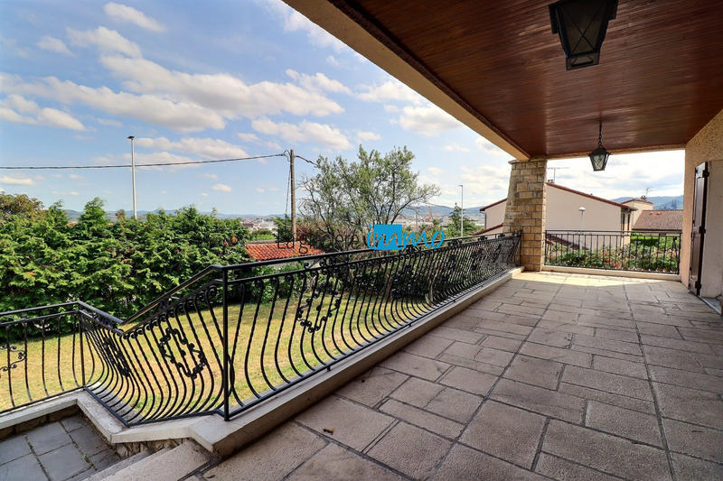 Maison - 222 m² - 9 pièces