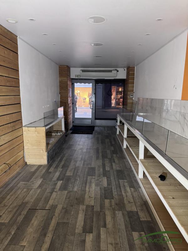 Local commercial - 130 m² - 4 pièces