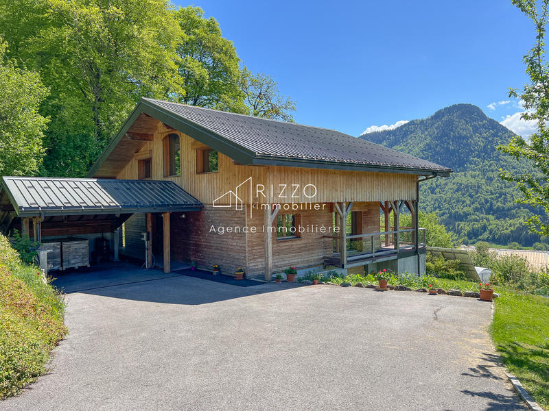 Maison - 210 m² - 8 pièces