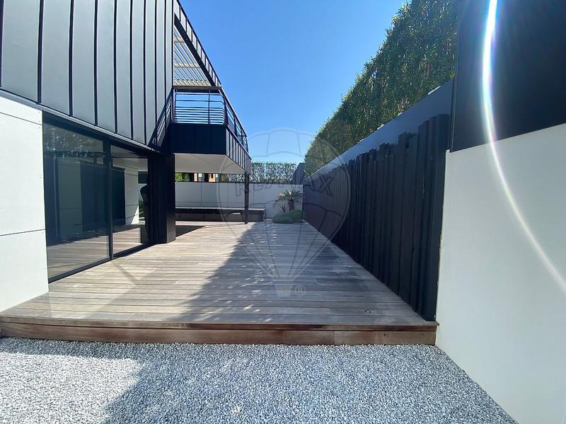 Maison - 216 m² - 6 pièces