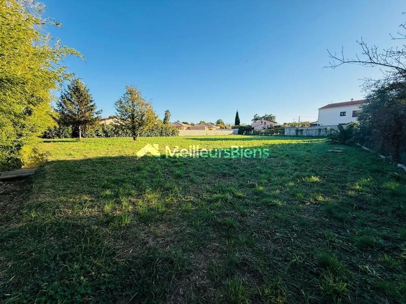 Terrain constructible - 2 438 m²