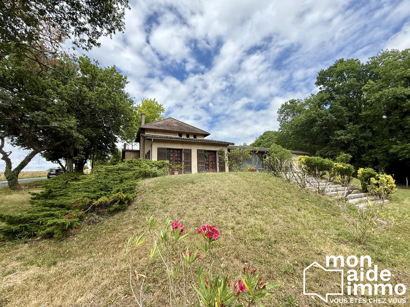 Maison - 240 m² - 8 pièces