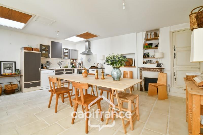 Maison - 325 m² - 12 pièces