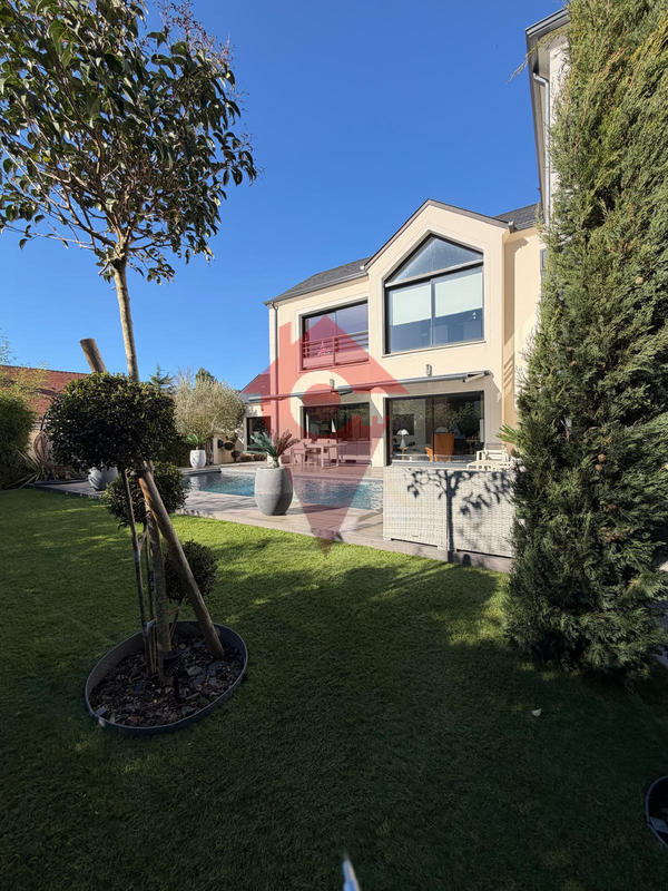 Maison - 212 m² - 7 pièces