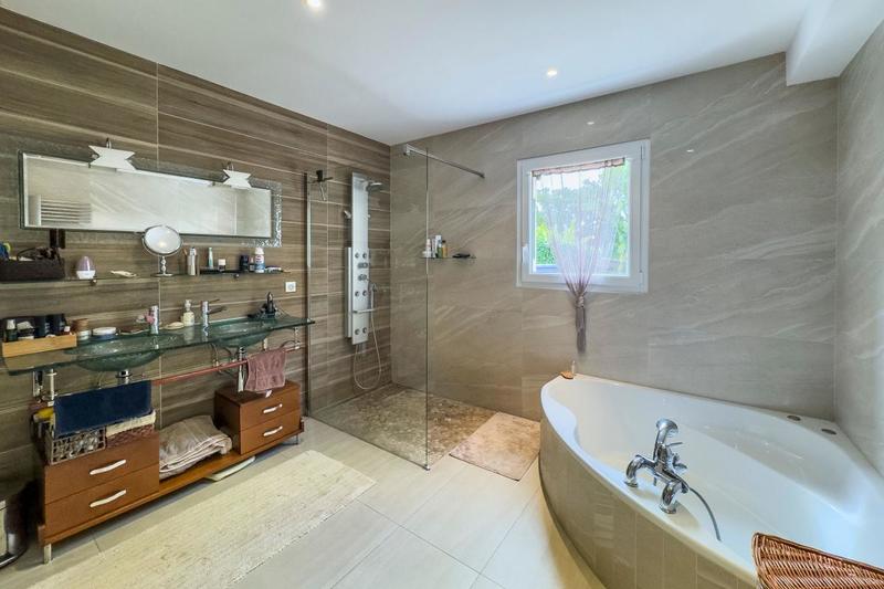 Villa - 240 m² - 6 pièces