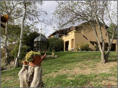 Maison - 218 m² - 6 pièces